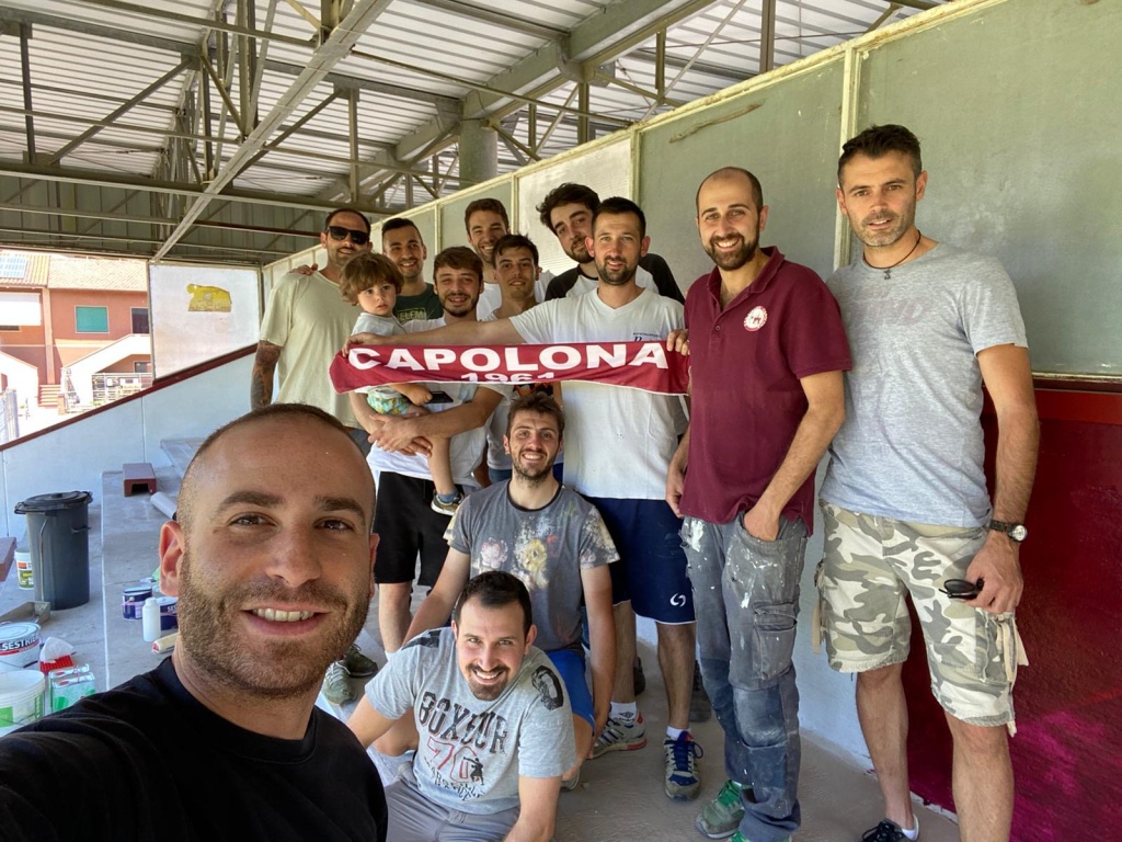 Quando il lockdown è costruttivo: giovani volontari ritinteggiano lo stadio Video