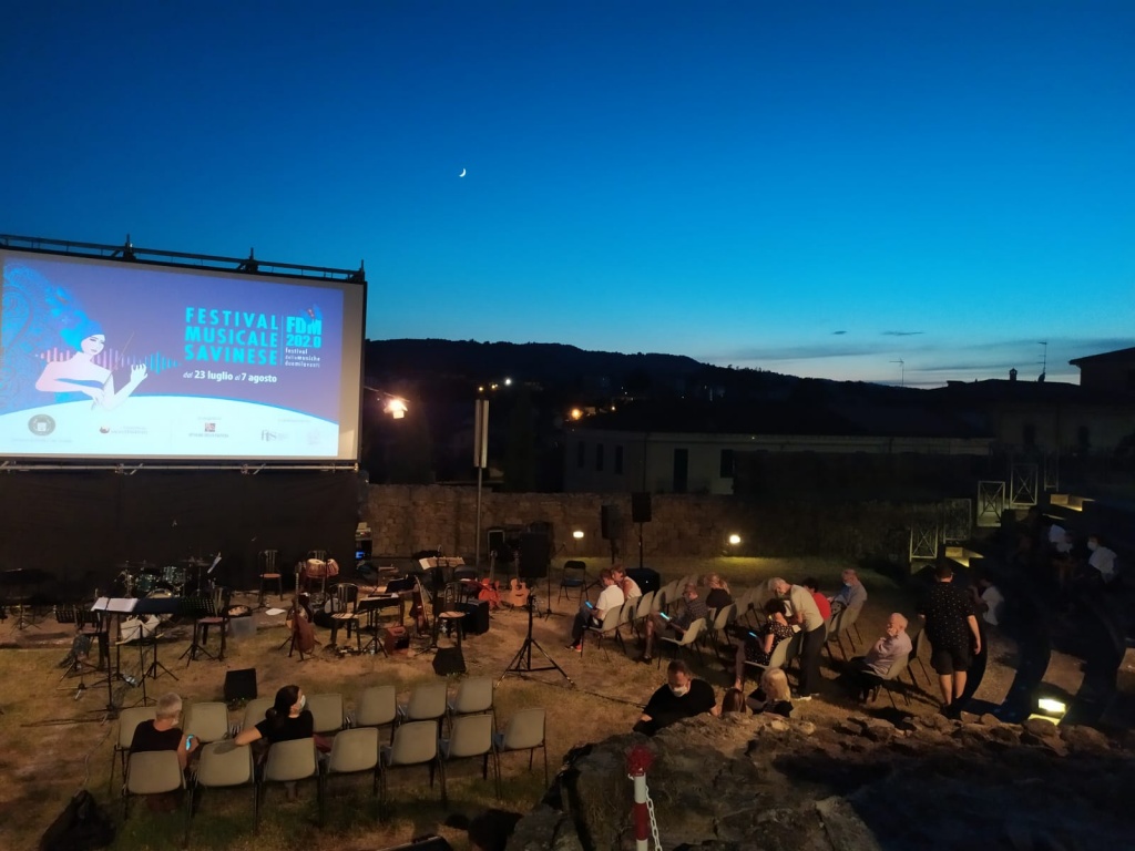Massini e l’Orchestra Multietnica di Arezzo, sul palco le storie prendono vita