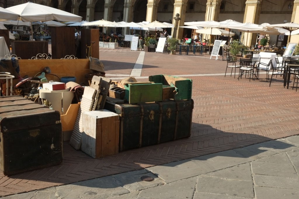 La Fiera Antiquaria di agosto si riprende il set della tradizione nella morsa del caldo – Foto