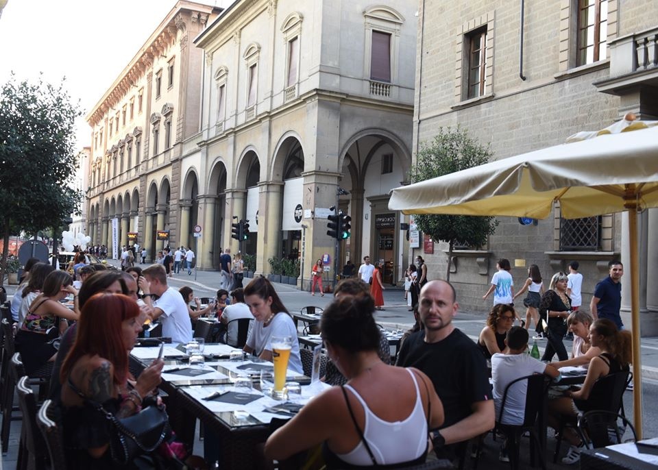 1596708384_pubblici_esercizi