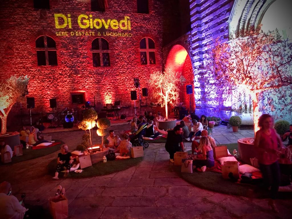 Lucignano celebra bellezza ed eleganza: un successo il picnic in piazza Ar24Tv