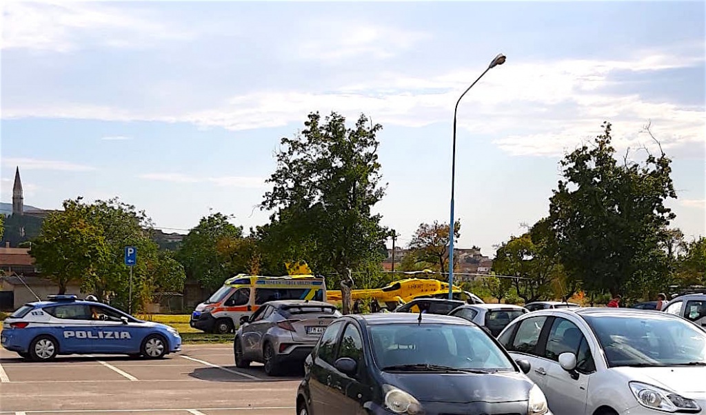 Si tuffa e non riemerge, dramma sfiorato in piscina. Giovane grave a Careggi – Foto