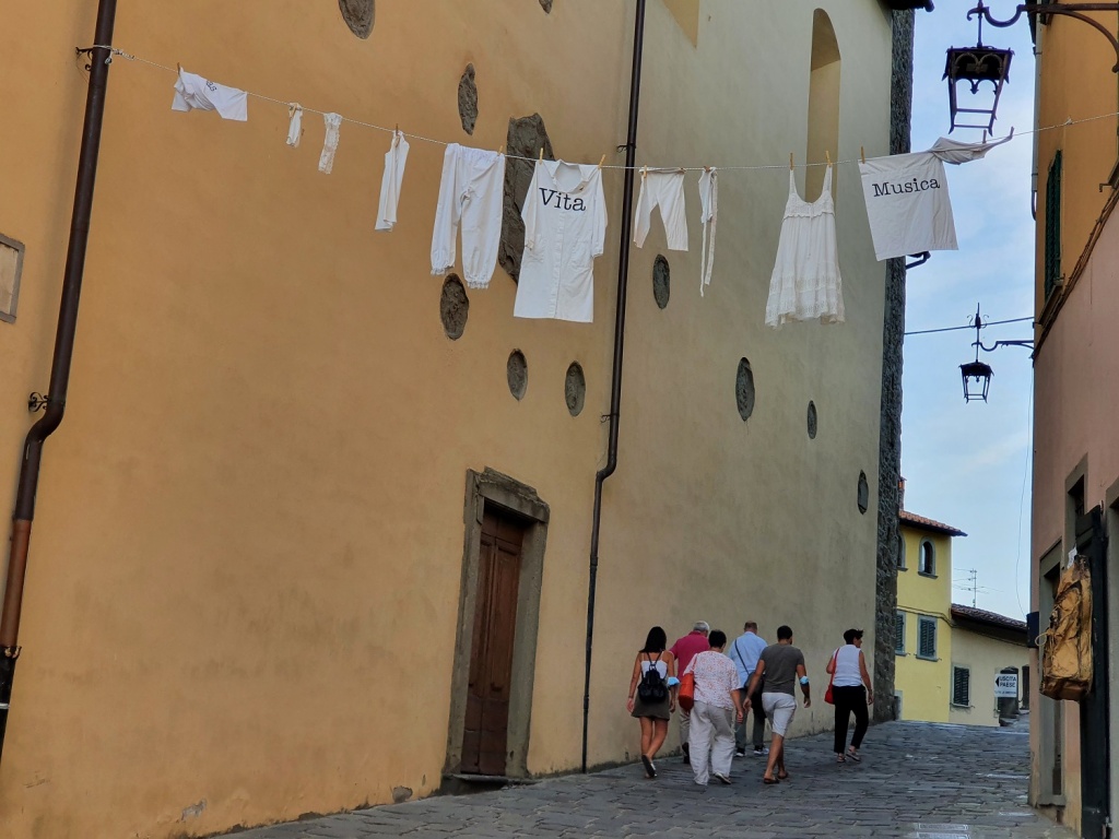 1598966734_foto_3_-_Una_delle_installazioni_con_abiti_bianchi_per_le_vie_di_Poppi