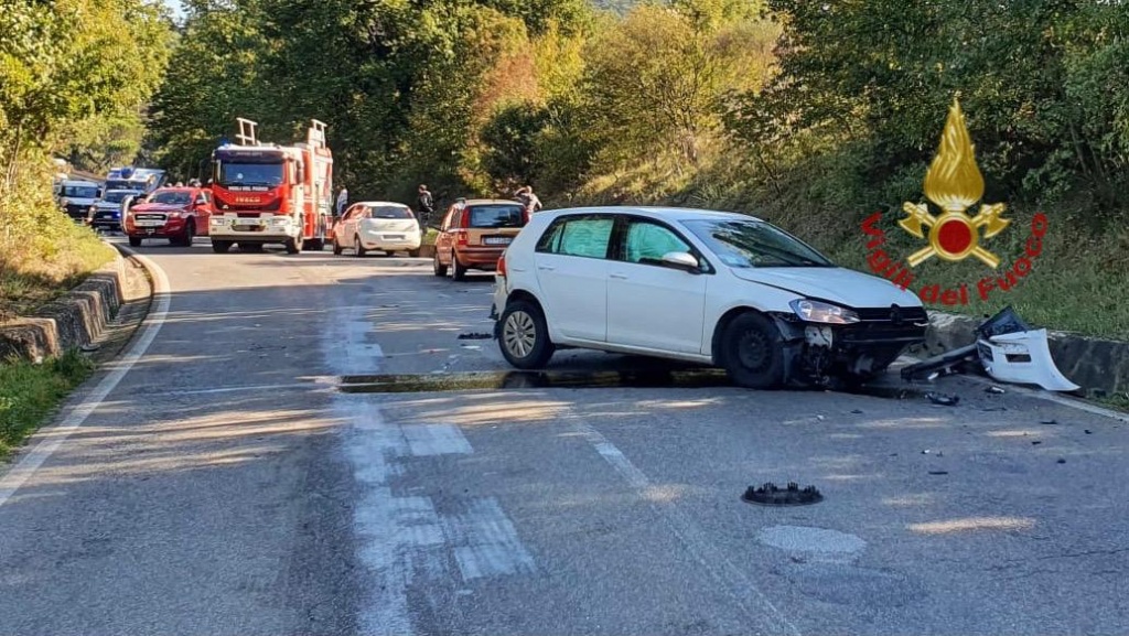 Scontro sulla Sr69, due persone incastrate nell’auto. Tre feriti al San Donato