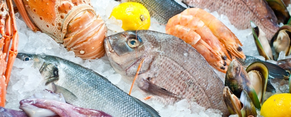 Vende pesce scaduto e generi alimentari non tracciati, mancato rispetto normative anti-Covid: una sfilza di denunce