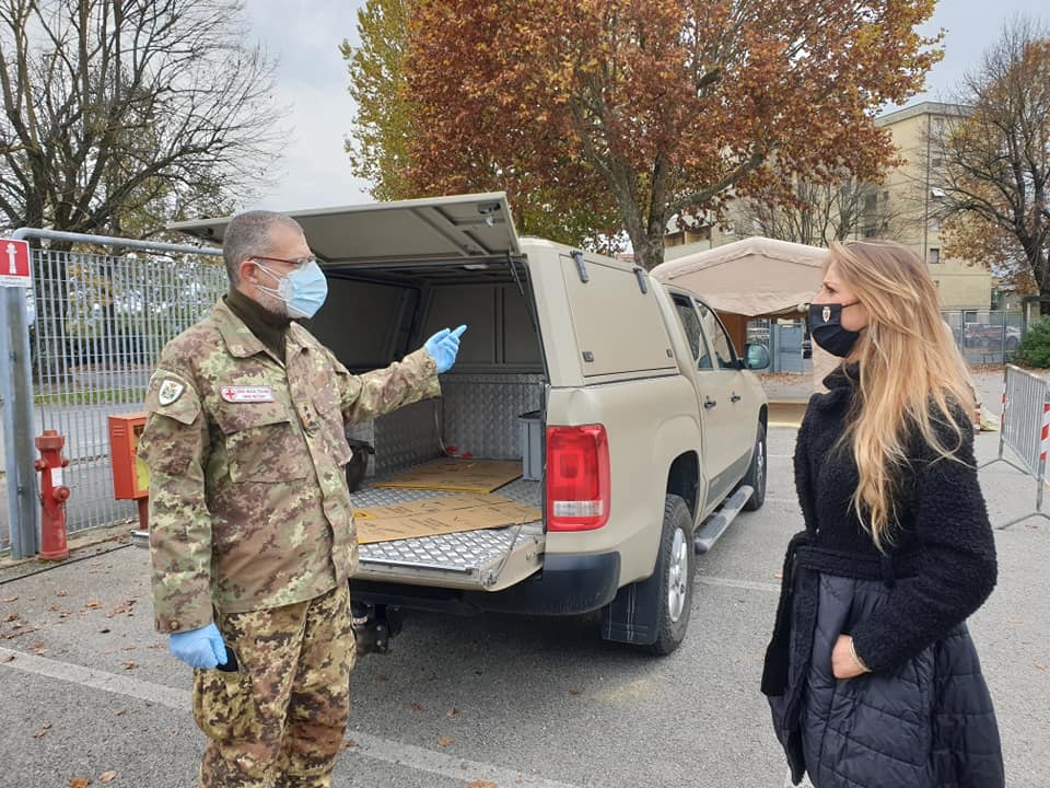 Drive through a Montevarchi, test rapidi gratuiti per studenti, familiari e anziani con sintomi Video