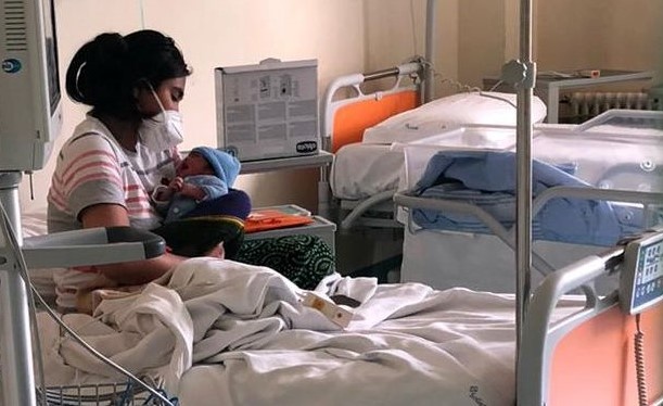 Battere il Covid con un fiocco azzurro: la storia di Arshi e mamma Nayem