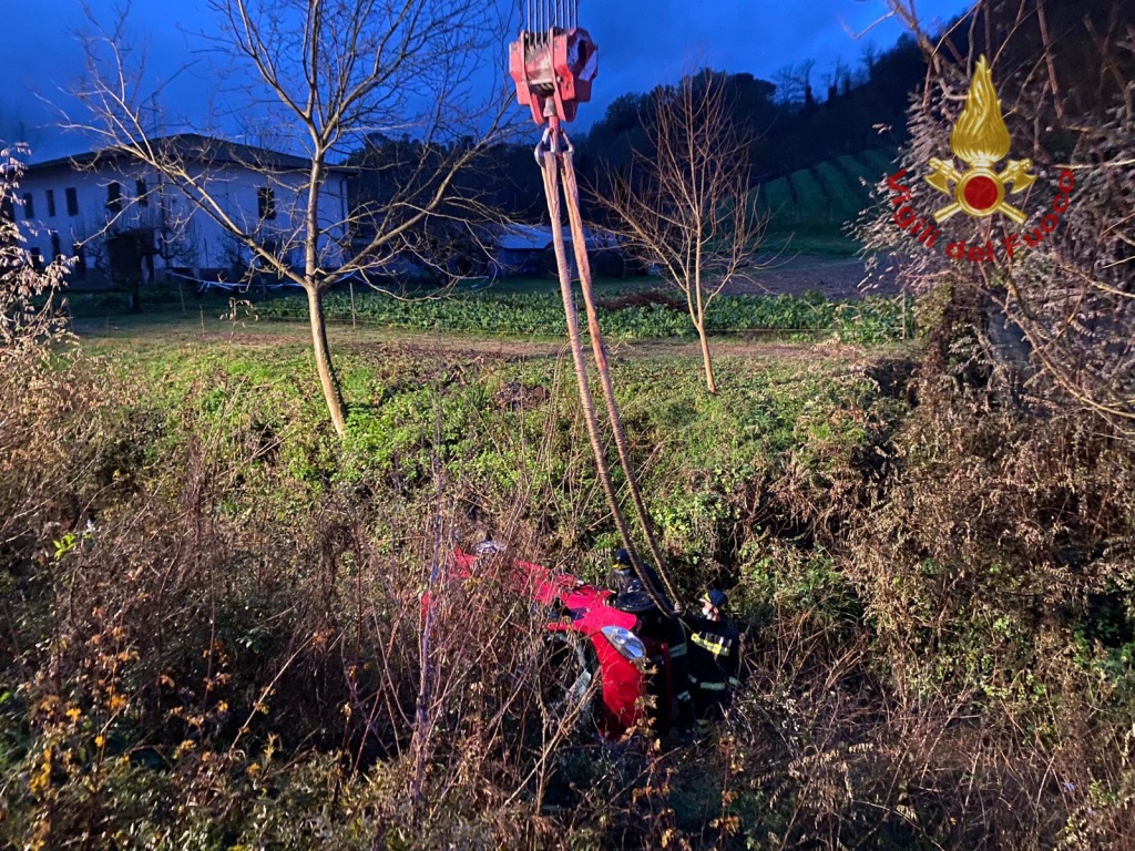 Con la macchina nel torrente, in azione i Vigili del Fuoco con l’autogru