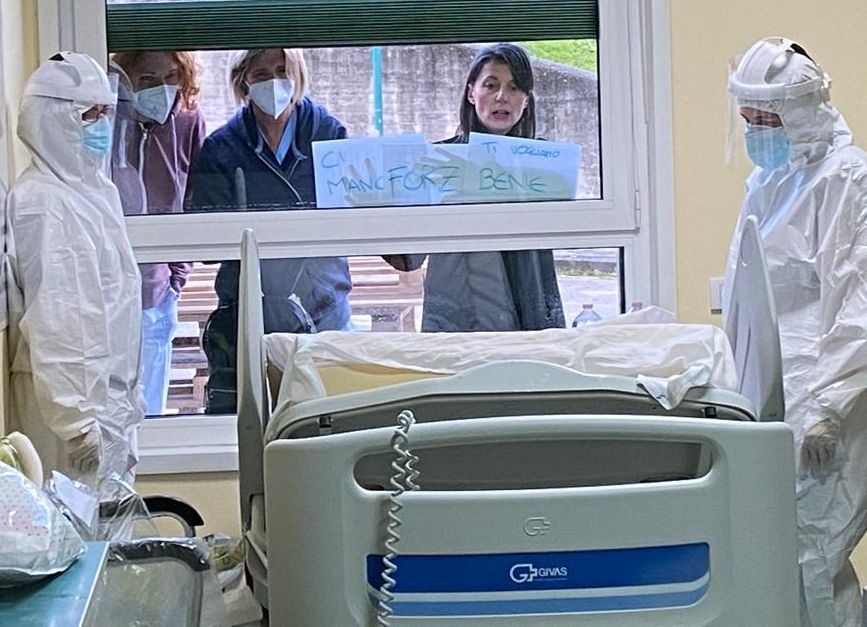 La “finestra dell’abbraccio” contro le tenebre del virus: la storia di Gioconda, che ha scelto la vita – Foto