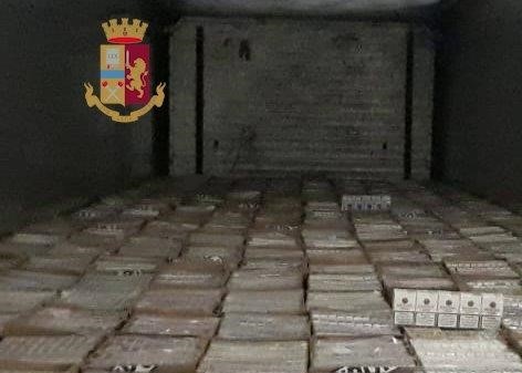 Bionde di contrabbando, sequestro da record in A1: tre denunce