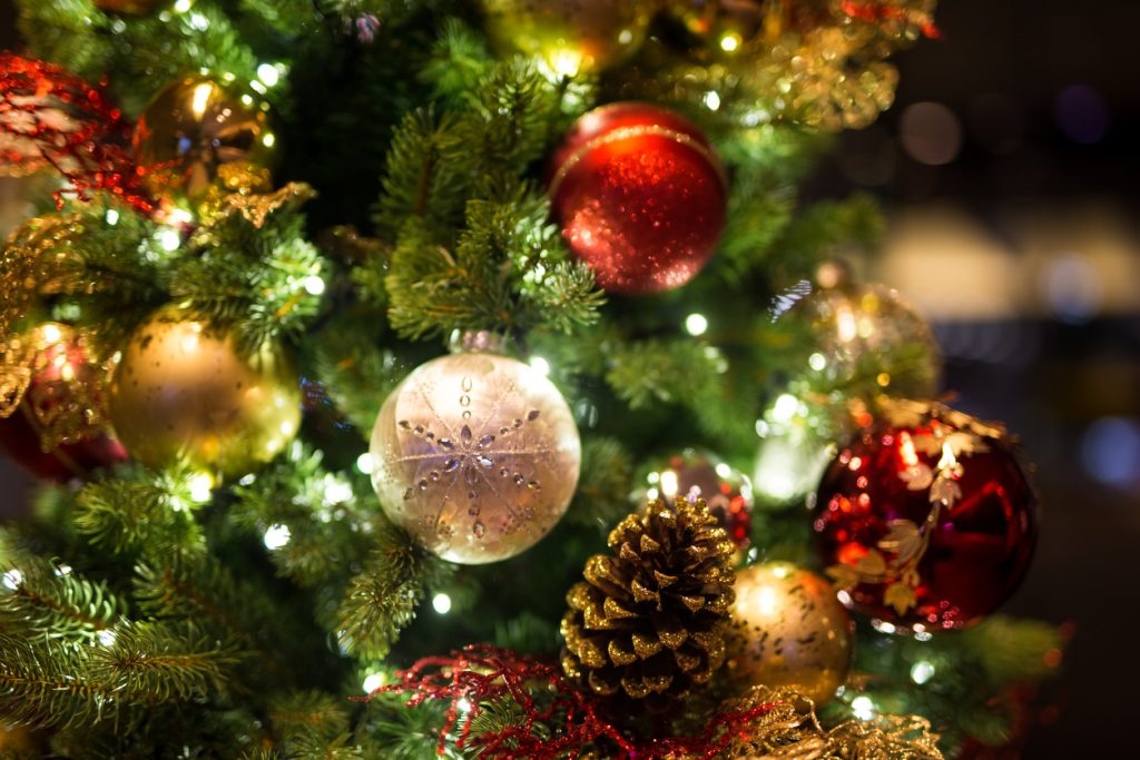 Baci e abbracci virtuali e tanti Like: auguri e desideri sotto l’albero di TeatrAli Video