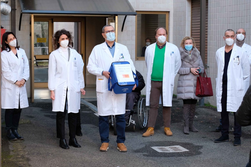 L’arrivo del vaccino ad Arezzo e quell’applauso di liberazione e speranza Ar24Tv