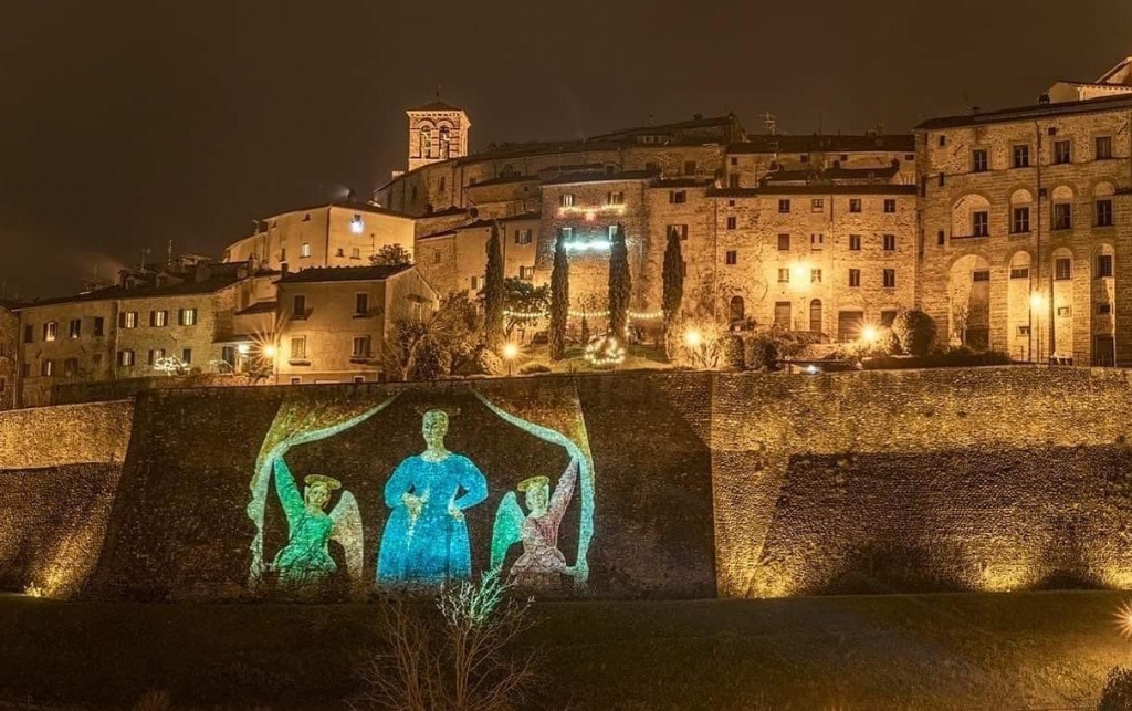 Anghiari saluta il 2020 con il video mapping sulle mura. Via alla campagna vaccinale