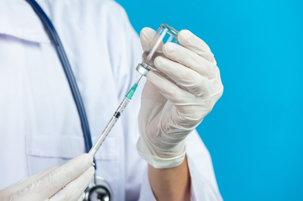 1612281523_close-up-picture-docter-s-hands-holding-hypodermic-syringe