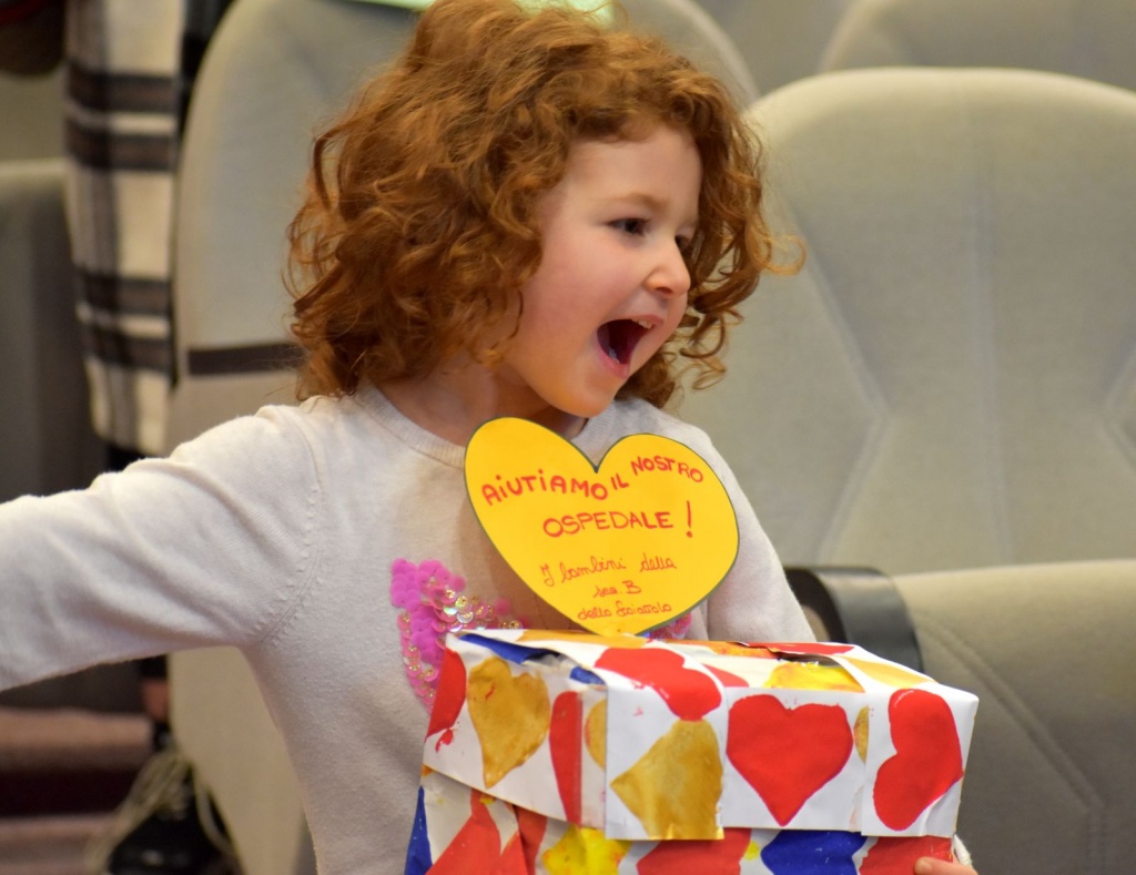 San Donato, i bambini donano uno spirometro a pneumologia. Scala: “Bel gesto, c’è ancora molto da fare” Ar24Tv