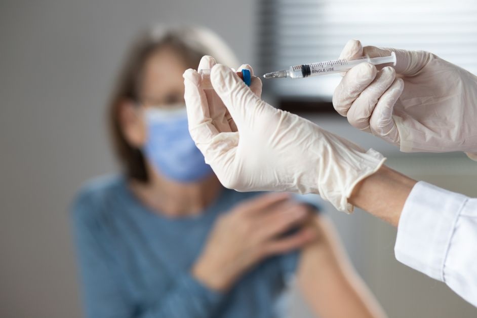 Arezzo, muore per covid a 56 anni. 41 nuovi casi, 38 guarigioni. A oggi 8576 vaccinati