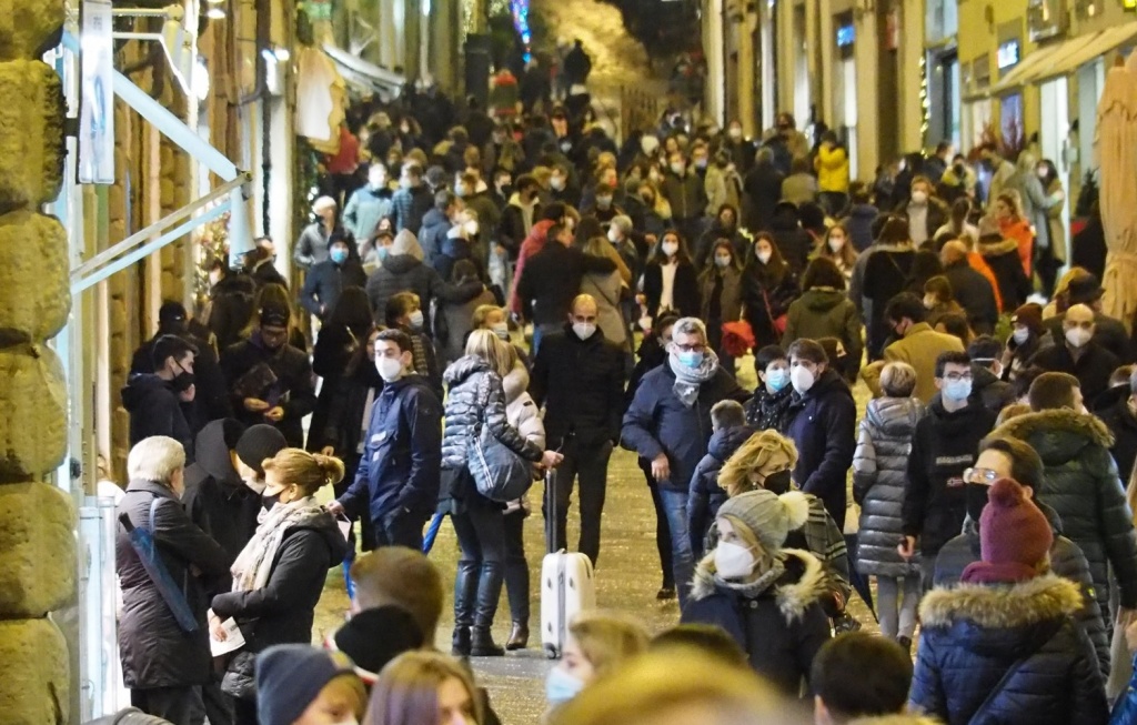 Arezzo un anno dopo: movida senza limiti e senza mascherina. I controlli?