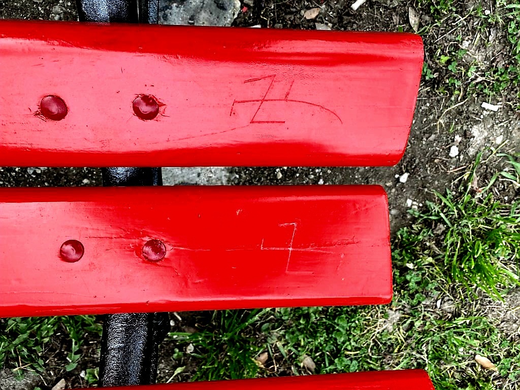 Svastiche e incitamenti alla violenza sulla panchina rossa di viale Diaz a San Giovanni Valdarno