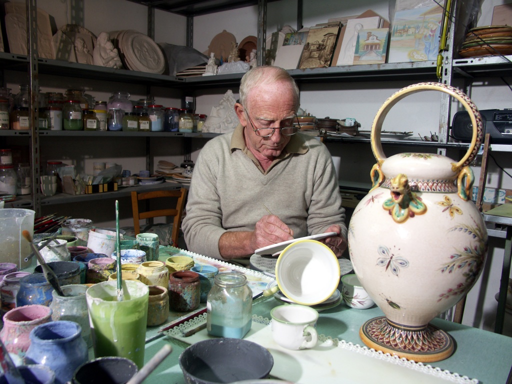 Se ne va Araldo Giannoni, col padre Giotto ha fatto la storia della ceramica a Monte San Savino