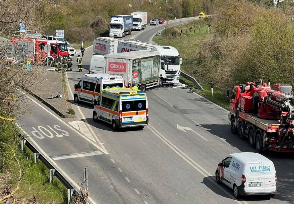 Scontro frontale tra due camion, un uomo ferito trasferito a Siena
