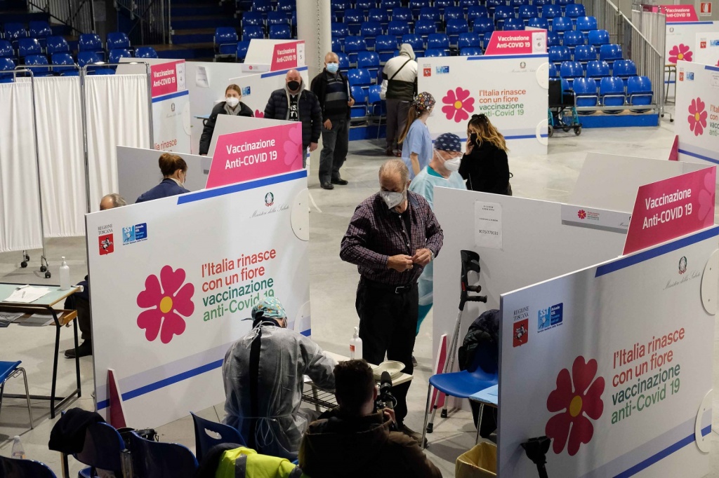 Coronavirus, 67 nuovi casi, 69 guariti. Ricoveri in calo. Vaccinati quasi 72 mila aretini