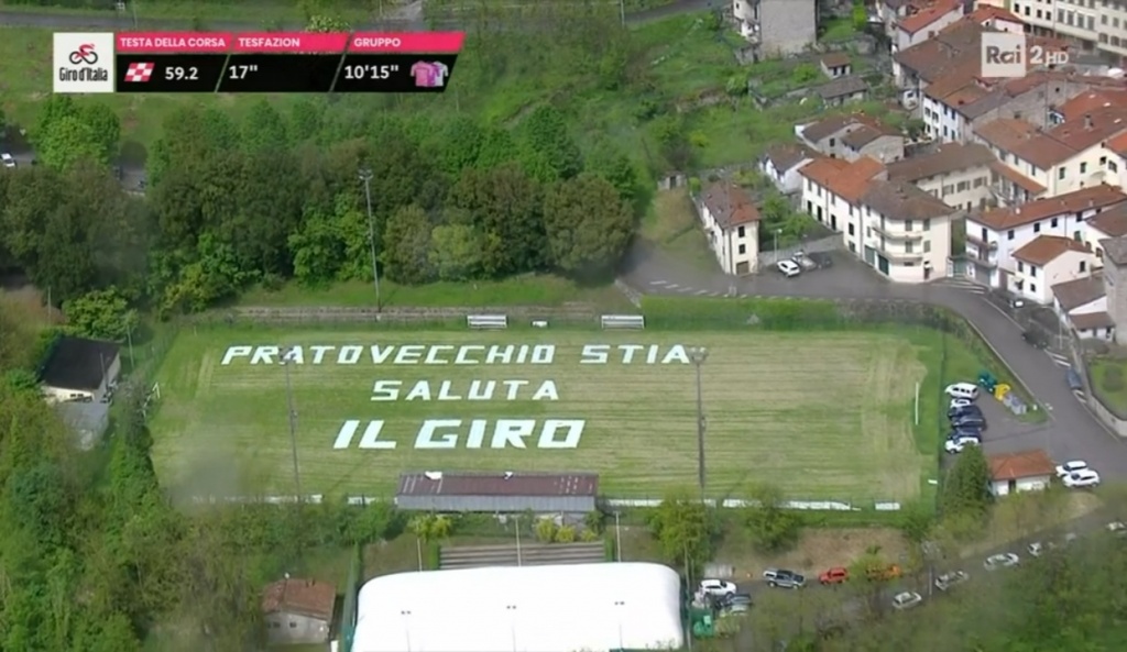 Il Giro sulle strade aretine: il saluto del Casentino ai ciclisti è da brividi. Paesaggi incantati in diretta tv