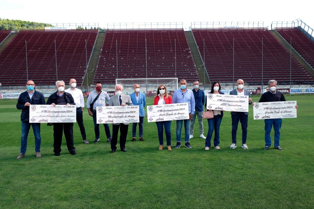 Dai ragazzi della curva e dai tifosi amaranto, col cuore, alle associazioni aretine. Consegnati gli assegni