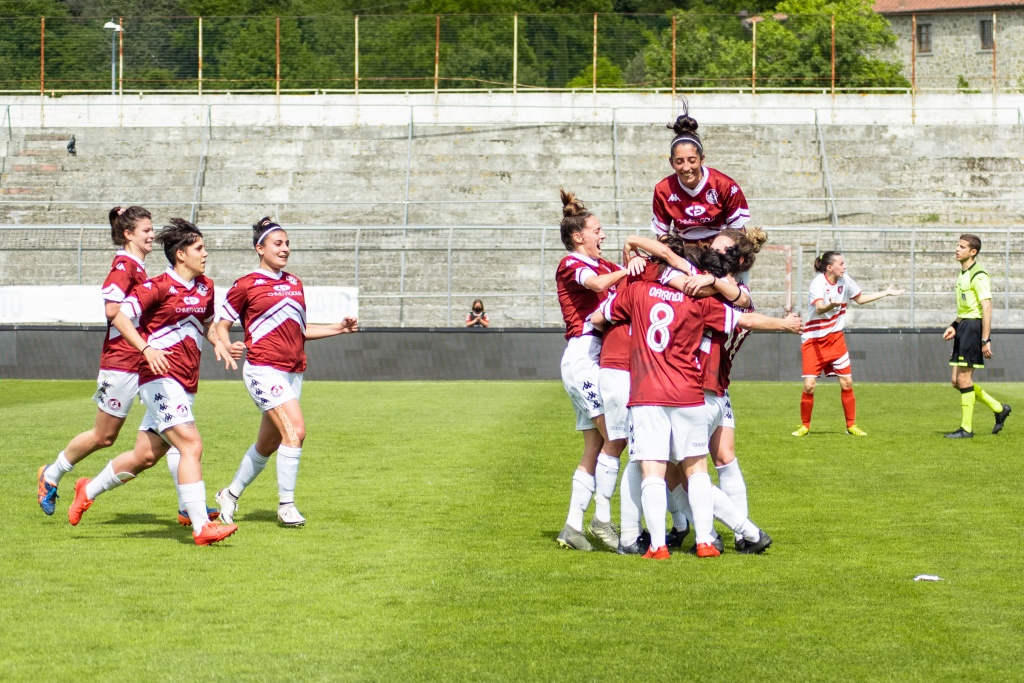 1622349761_acf-arezzo-esultanza-gruppo-stadio