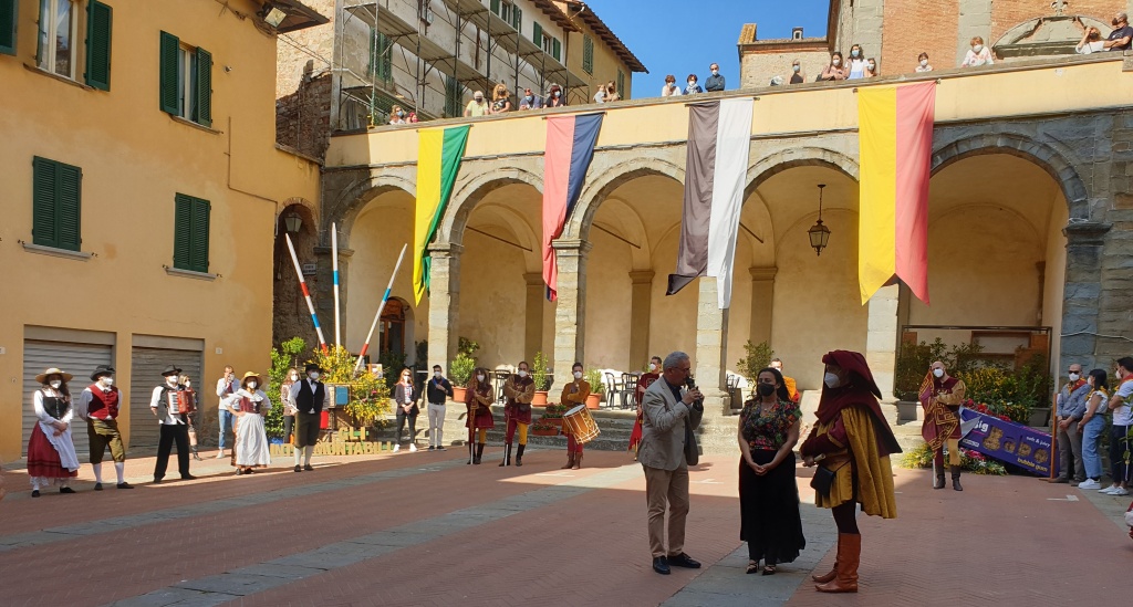 Maggiolata lucignanese, emoziona il flash mob in piazza. Casini: “Lavoriamo per metà luglio” Ar24Tv