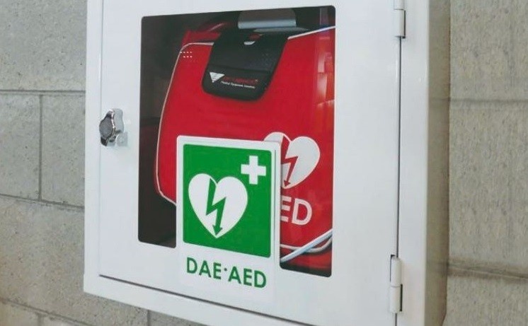 Faella, il “Viola Club Valdarno” dona un defibrillatore alla Misericordia locale