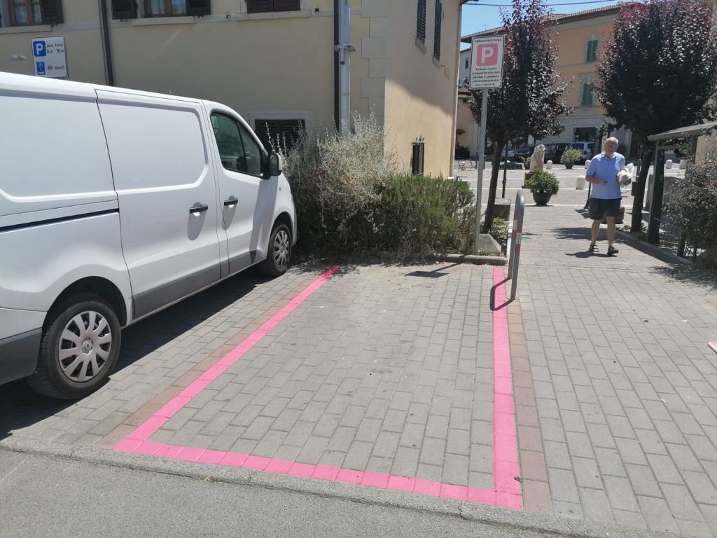 1625729984_parcheggio_rosa