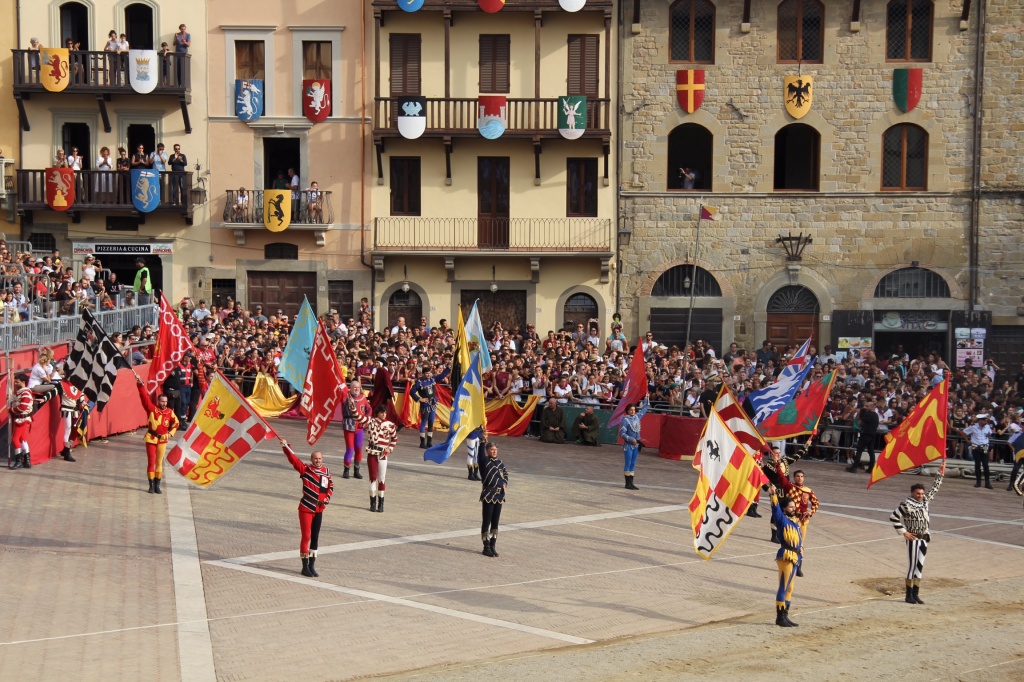 1627647733_1623270134_Giostra_del_Saracino_sbandieratori_o