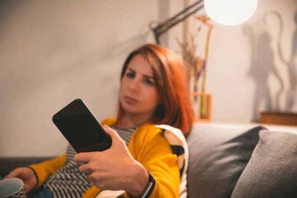 Telefonate erotiche e pacchi regalo alla ex, alla fine si becca una denuncia