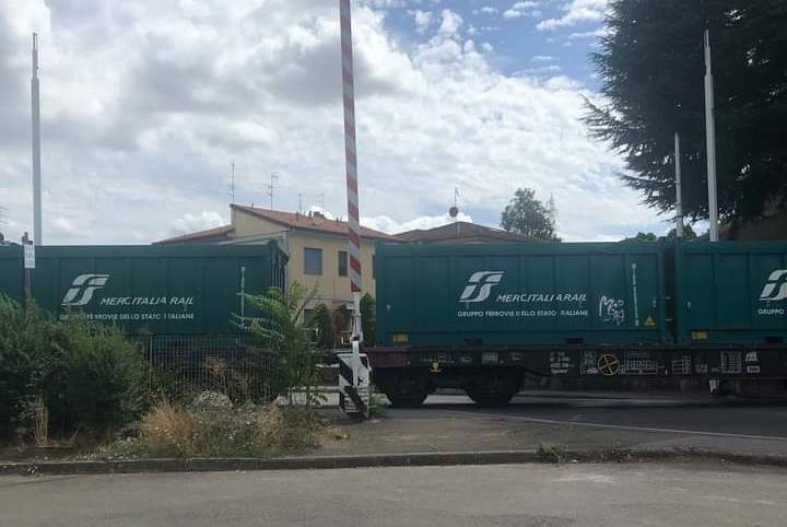 Treno merci passa a sbarre alzate, tragedia sfiorata a San Giovanni Valdarno