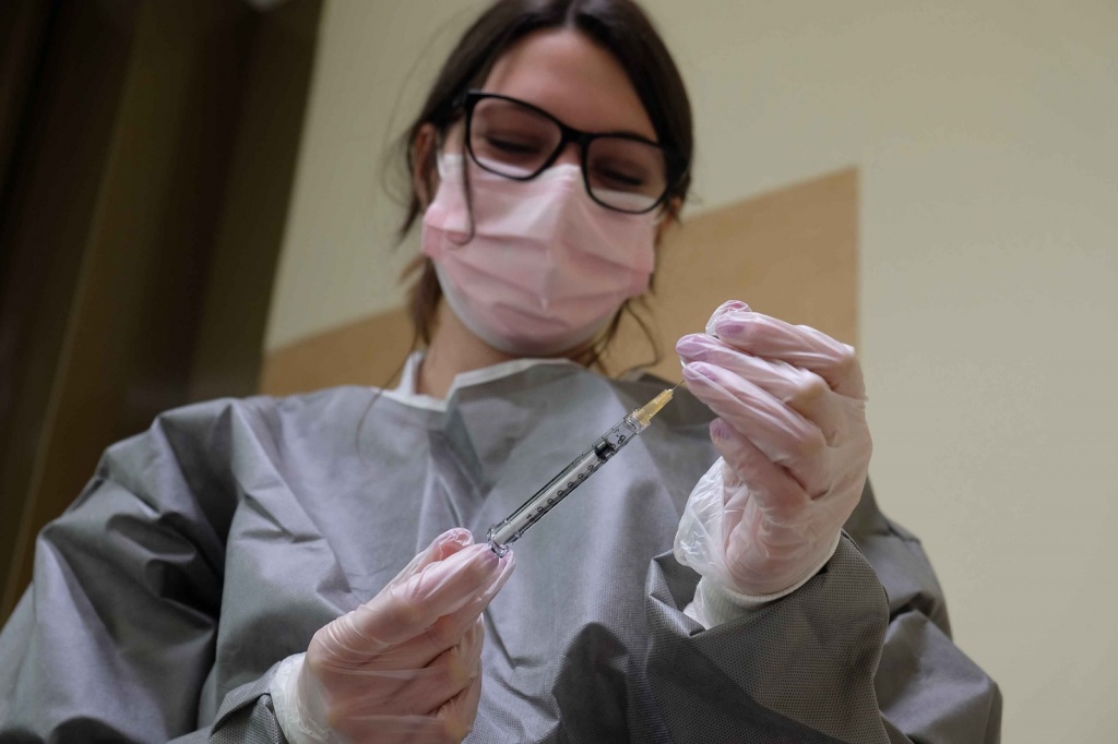 Arezzo, 42 nuovi casi di coronavirus. Quasi 160 mila hanno completato il ciclo vaccinale. Salgono i ricoveri