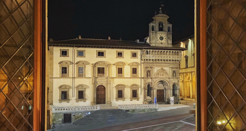 1628661191_Arezzo_Piazza_Grande_finestra