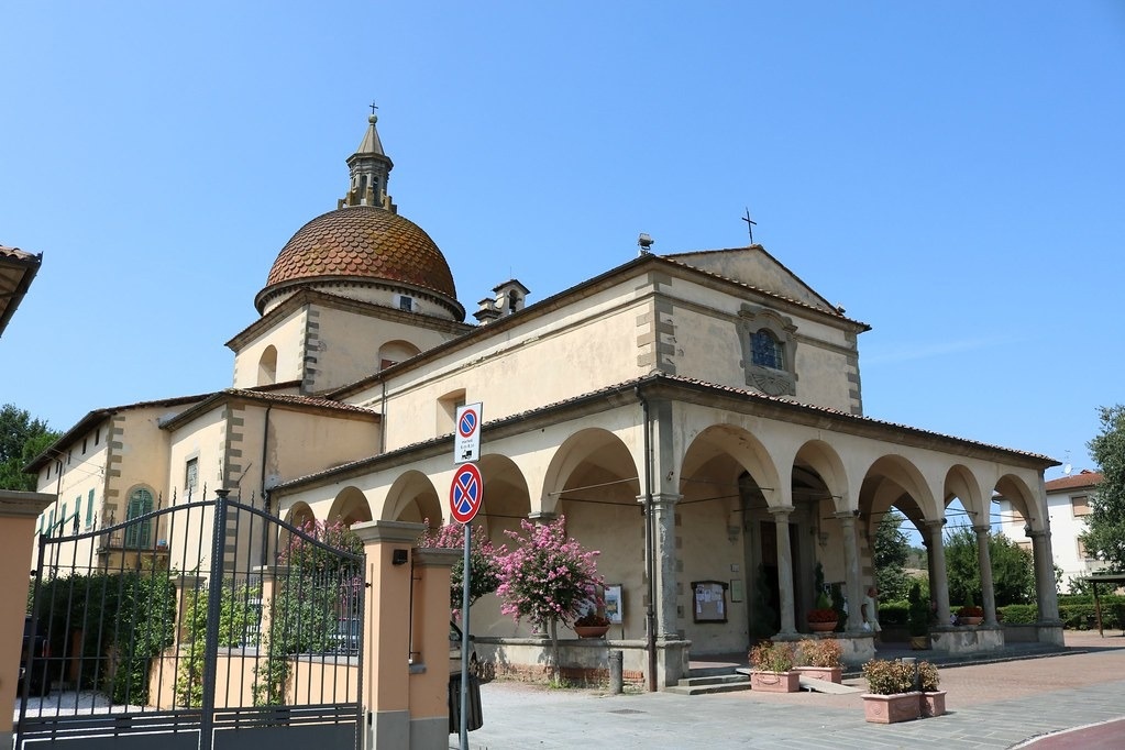 Gazebo elettorale davanti a una chiesa di Montevarchi. Esplode la protesta di Fratelli d’Italia