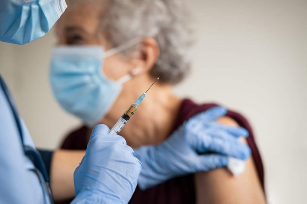 1634139203_1613634053_coronavirus_vaccino_anziana