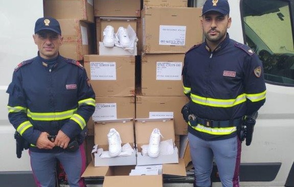 1635418856_Polizia_scarpe
