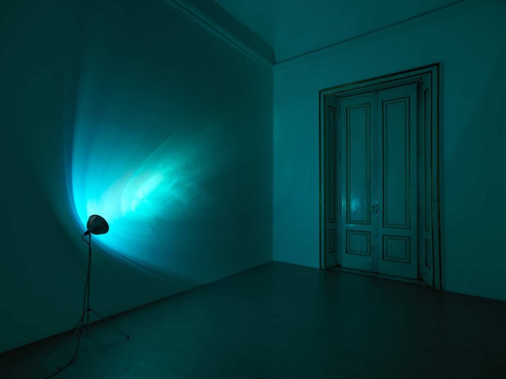 1635574346_xAVJ_2004_Untitled-light-painting_blue-1.jpg.pagespeed.ic_.OMRULvkSvM