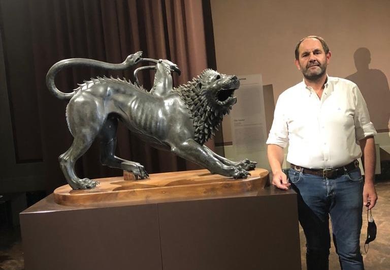 1636122654_Il_consigliere_regionale_Gabriele_Veneri_con_la_Chimera