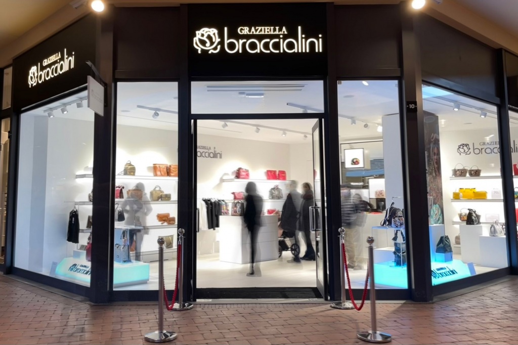1638951330_Graziella_Braccialini_-_Negozio_Valdichiana_Village_1