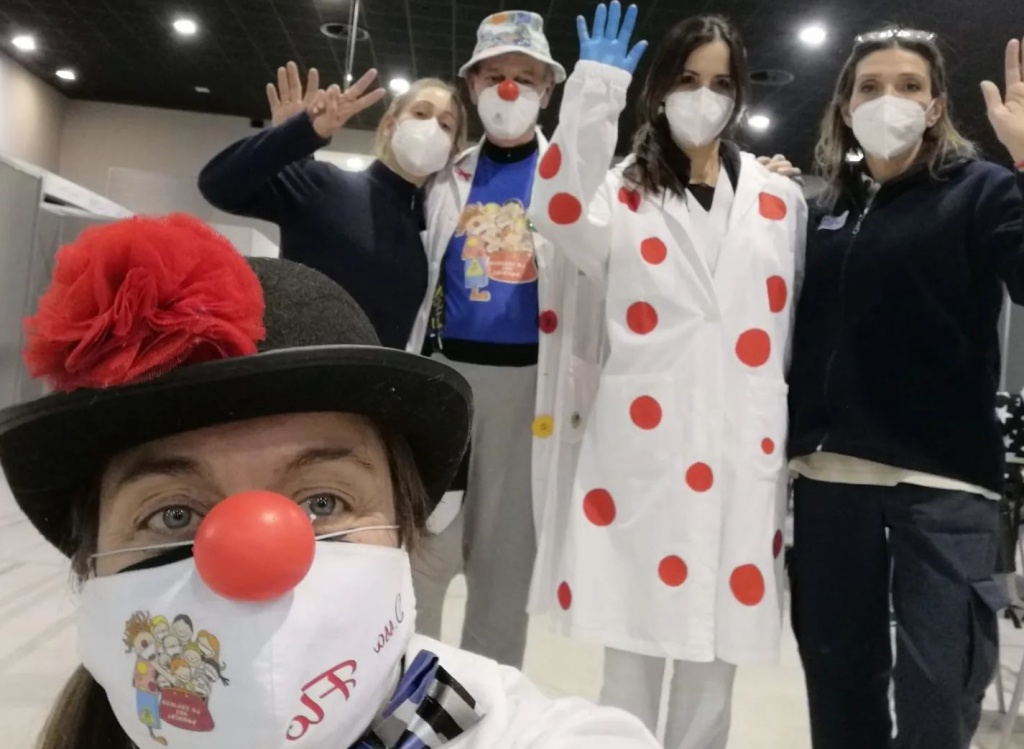 Clown dottori “vaccinatori” col sorriso