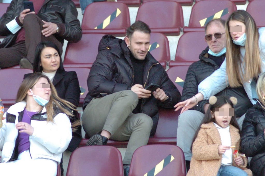 Curva vuota, tifosi in San Cornelio, Floro Flores in tribuna. E intanto la barca naviga – Foto