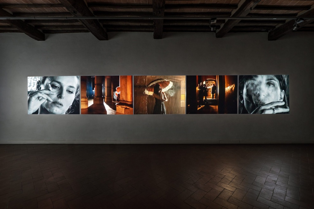 1651831951_10_Chantal-Akerman_Femmes-dAnvers-en-Novembre_Multiple-channel-video-installation_2008_©photoElaBialkowskaOKNOstudio_Courtesy-Casa-Masaccio-Centro-per-lArte-Contemporanea-2000×1333