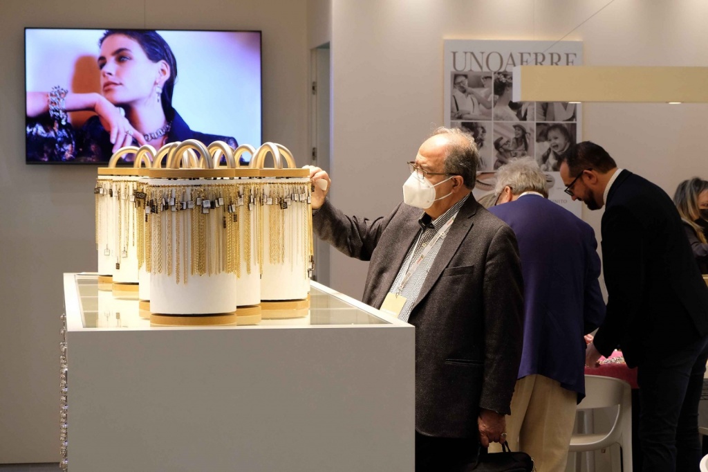 Angiolini: “Riflettori del mondo puntati sull’oro aretino”. Ghinelli: “Settore resiliente”. Benvenuti: “Fiducia” Ar24Tv