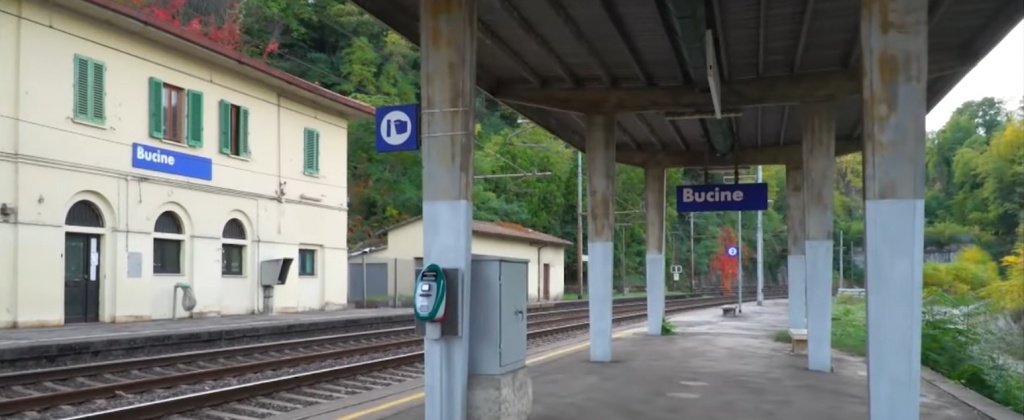 Degrado alla stazione di Bucine: non bastano due aiuole e una pennellata di colore