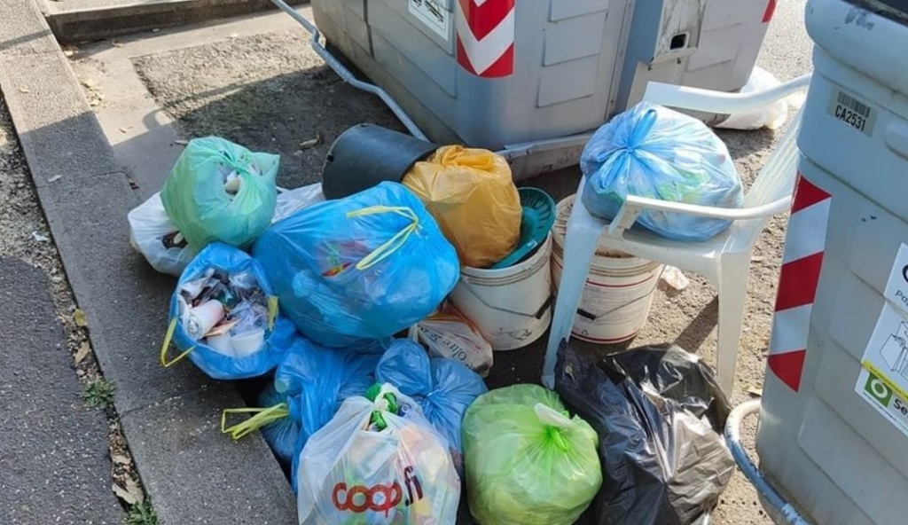 Cassonetti “Intelligenti”, i primi disagi