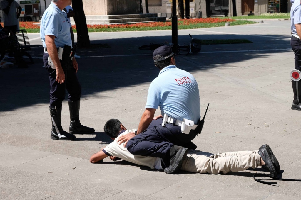 1660997480_arresti_piazza_Guido_Monaco_Arezzo_2
