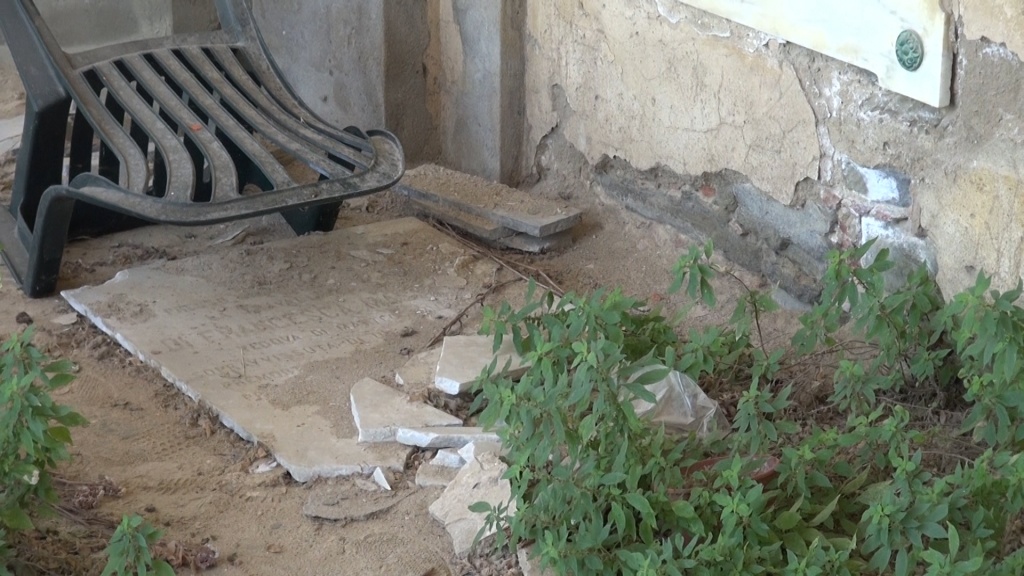 Vittorio Bertini, la denuncia: “Incuria al cimitero, accanto alla tomba di mio figlio”